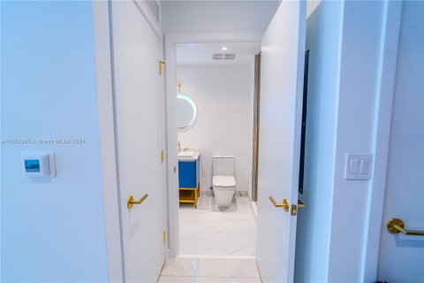 Condo in Miami, Florida, 1 bedroom  № 1345734 - photo 11