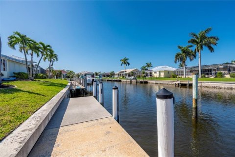 Villa ou maison à vendre à Punta Gorda, Floride: 3 chambres, 277.5 m2 № 1067195 - photo 4