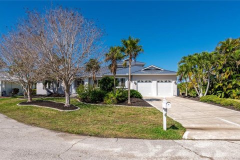 House in Punta Gorda, Florida 3 bedrooms, 277.5 sq.m. № 1067195 - photo 7