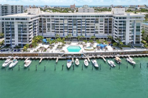 Condo in Miami Beach, Florida, 1 bedroom  № 1234134 - photo 17