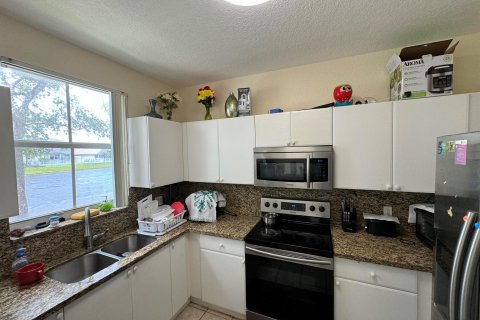 Townhouse in Royal Palm Beach, Florida 4 bedrooms, 169.64 sq.m. № 1099101 - photo 11