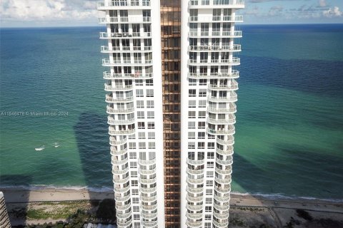 Condo in Miami Beach, Florida, 2 bedrooms  № 1053966 - photo 1