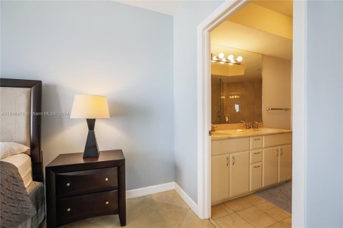 Condo in Miami Beach, Florida, 2 bedrooms  № 1053966 - photo 23