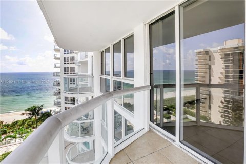 Condo in Miami Beach, Florida, 2 bedrooms  № 1053966 - photo 29