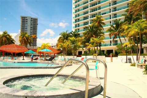 Condo in Sunny Isles Beach, Florida, 1 bedroom  № 1357098 - photo 10