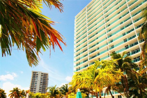 Condo in Sunny Isles Beach, Florida, 1 bedroom  № 1357098 - photo 9