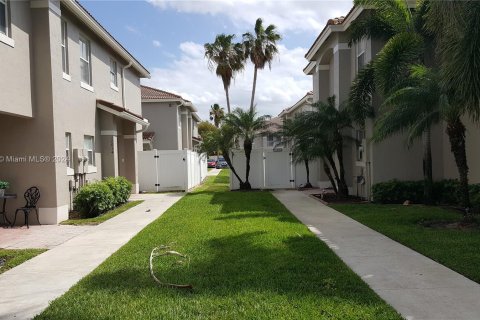 Townhouse in Miramar, Florida 3 bedrooms, 143.72 sq.m. № 1357097 - photo 2