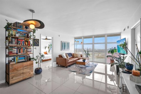 Condo in Miami, Florida, 2 bedrooms  № 1405901 - photo 1