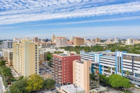 Condo in Miami, Florida, 1 bedroom  № 1405940 - photo 19