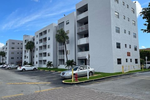 Condo in Miami, Florida, 2 bedrooms  № 1399841 - photo 1