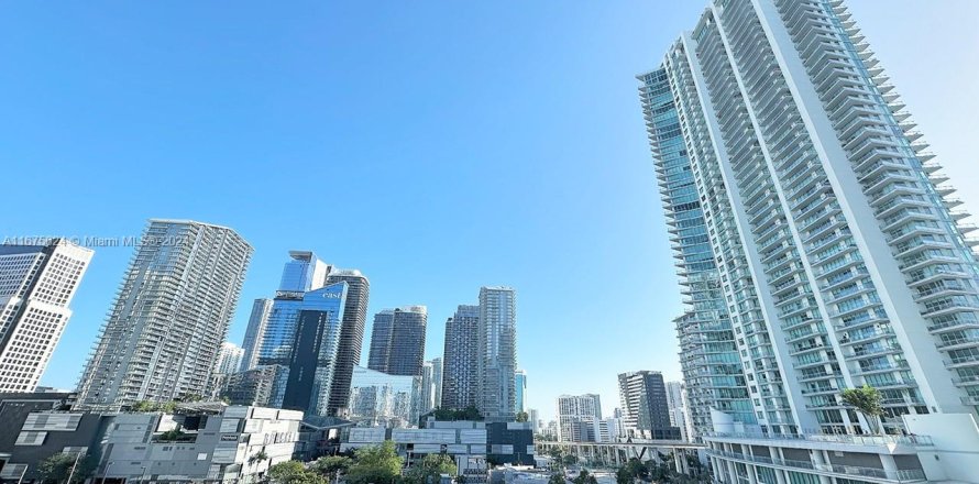 Condominio en Miami, Florida, 1 dormitorio  № 1399810