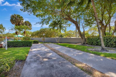 Copropriété à vendre à Pompano Beach, Floride: 2 chambres, 125.6 m2 № 1061345 - photo 3