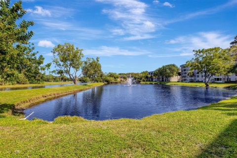 Condo in Pompano Beach, Florida, 2 bedrooms  № 1061345 - photo 1