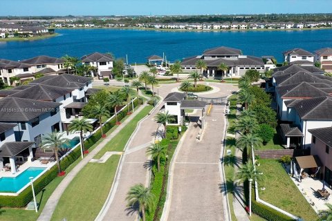 Casa en venta en Miami Lakes, Florida, 5 dormitorios, 291.25 m2 № 1054026 - foto 2