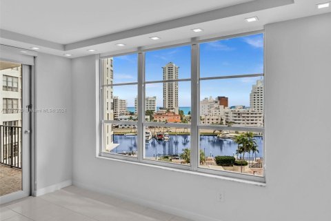 Condo in Miami Beach, Florida, 2 bedrooms  № 1161180 - photo 20