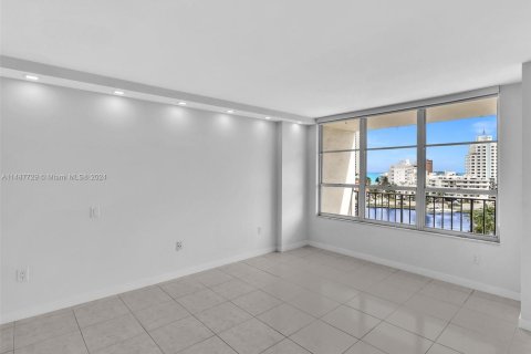 Condo in Miami Beach, Florida, 2 bedrooms  № 1161180 - photo 23