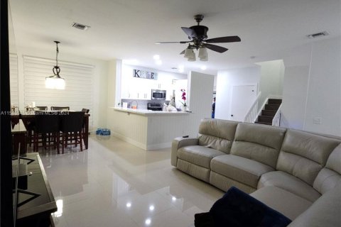 Adosado en venta en Pembroke Pines, Florida, 3 dormitorios, 140.75 m2 № 1060494 - foto 3