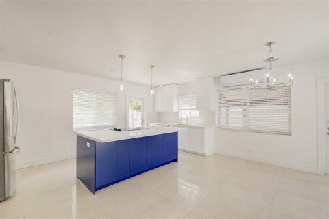 House in Fort Lauderdale, Florida 4 bedrooms, 174.56 sq.m. № 1076997 - photo 12