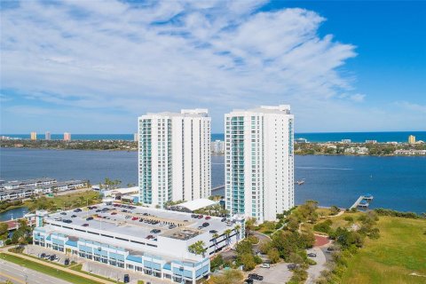 Condominio en venta en Holly Hill, Florida, 2 dormitorios, 154.22 m2 № 1392900 - foto 1