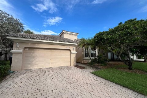 Casa en alquiler en Lake Worth, Florida, 4 dormitorios, 225.94 m2 № 1375593 - foto 1