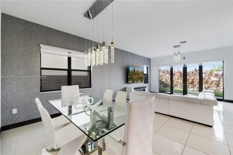 Casa en venta en Miami, Florida, 4 dormitorios, 241.27 m2 № 1375592 - foto 9