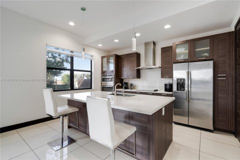 Casa en venta en Miami, Florida, 4 dormitorios, 241.27 m2 № 1375592 - foto 18