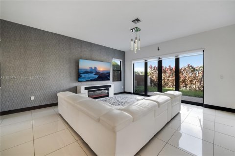 Villa ou maison à vendre à Miami, Floride: 4 chambres, 241.27 m2 № 1375592 - photo 11