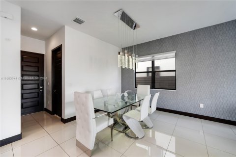 Villa ou maison à vendre à Miami, Floride: 4 chambres, 241.27 m2 № 1375592 - photo 10