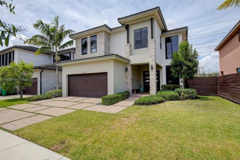 House in Miami, Florida 4 bedrooms, 241.27 sq.m. № 1375592 - photo 1