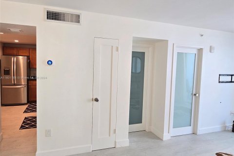 Condo in Miami Beach, Florida, 1 bedroom  № 1216723 - photo 11