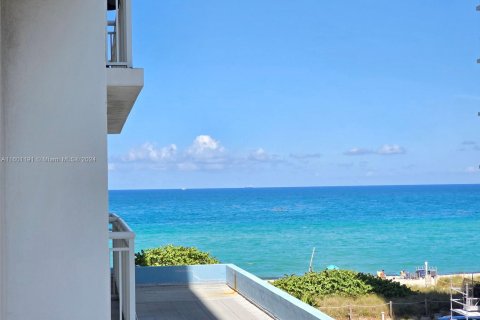 Condo in Miami Beach, Florida, 1 bedroom  № 1216723 - photo 1