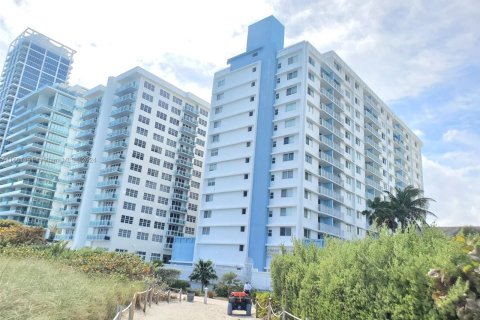 Condo in Miami Beach, Florida, 1 bedroom  № 1216723 - photo 19