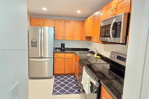 Condo in Miami Beach, Florida, 1 bedroom  № 1216723 - photo 7