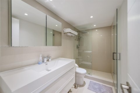 Condo in Hallandale Beach, Florida, 2 bedrooms  № 1242305 - photo 22