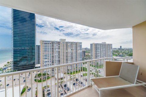 Condominio en venta en Hallandale Beach, Florida, 2 dormitorios, 115.2 m2 № 1242305 - foto 24