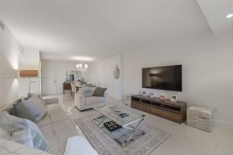 Condo in Hallandale Beach, Florida, 2 bedrooms  № 1242305 - photo 6