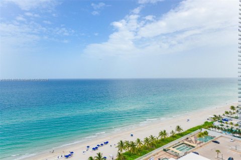 Condominio en venta en Hallandale Beach, Florida, 2 dormitorios, 115.2 m2 № 1242305 - foto 1