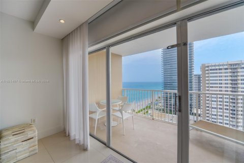 Condo in Hallandale Beach, Florida, 2 bedrooms  № 1242305 - photo 5