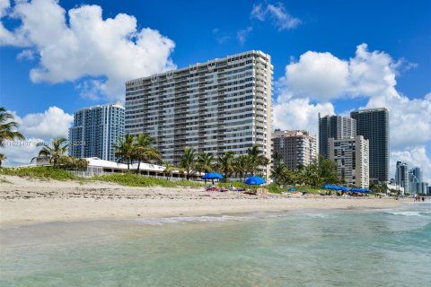 Condo in Hallandale Beach, Florida, 2 bedrooms  № 1242305 - photo 28