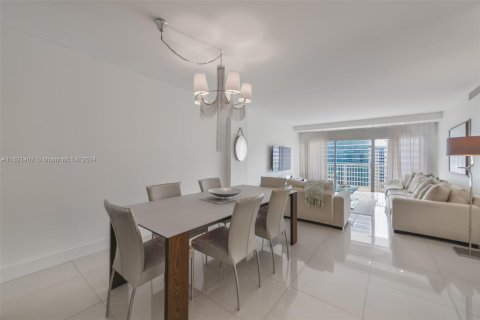 Condo in Hallandale Beach, Florida, 2 bedrooms  № 1242305 - photo 2