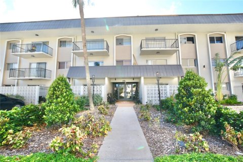 Condo in Tampa, Florida, 2 bedrooms  № 1434454 - photo 1