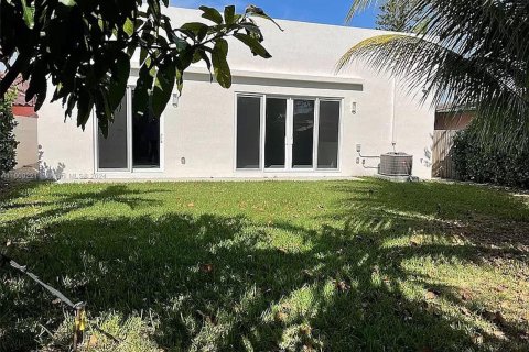 House in Miami, Florida 3 bedrooms, 180.23 sq.m. № 1210041 - photo 10