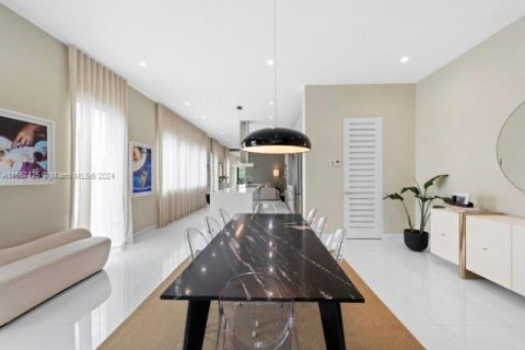 Casa en venta en Miami, Florida, 4 dormitorios, 282.42 m2 № 1402599 - foto 16