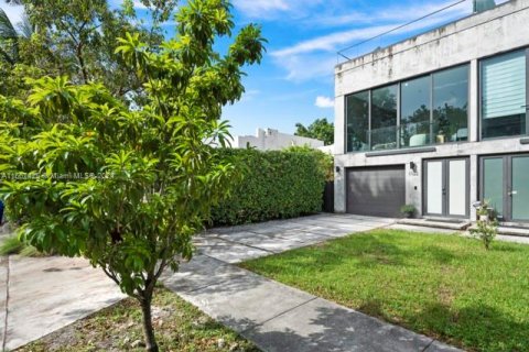 Casa en venta en Miami, Florida, 4 dormitorios, 282.42 m2 № 1402599 - foto 6