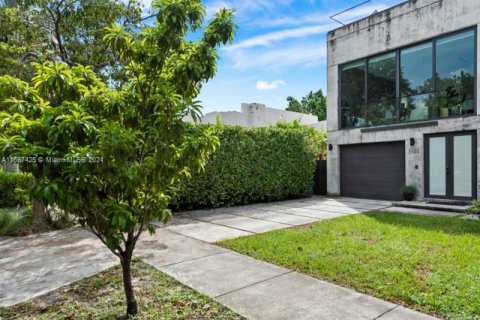 Casa en venta en Miami, Florida, 4 dormitorios, 282.42 m2 № 1402599 - foto 4