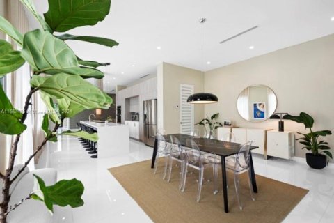 Casa en venta en Miami, Florida, 4 dormitorios, 282.42 m2 № 1402599 - foto 17