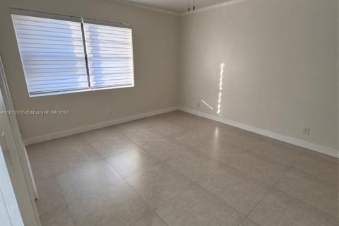 Touwnhouse à vendre à Hialeah, Floride: 2 chambres, 146.97 m2 № 1402601 - photo 11