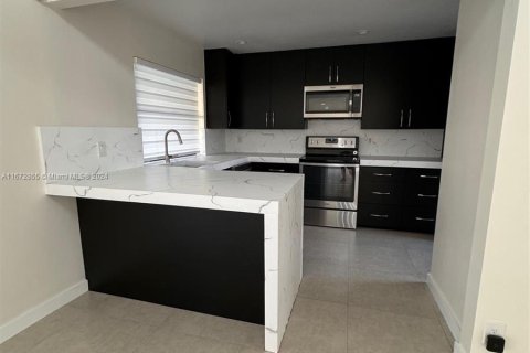 Adosado en venta en Hialeah, Florida, 2 dormitorios, 146.97 m2 № 1402601 - foto 8