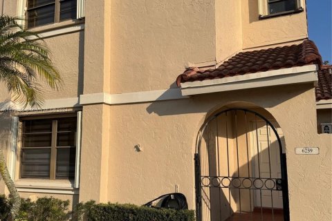 Adosado en venta en Hialeah, Florida, 2 dormitorios, 146.97 m2 № 1402601 - foto 1