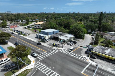 Propiedad comercial en venta en Miami, Florida № 1074469 - foto 12